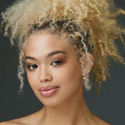 Simone Neethling 飾演 Kim