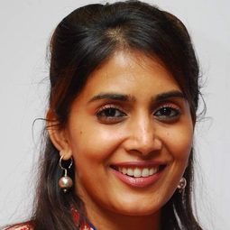 索納莉·庫卡尼 飾演 Mrs. Shastri