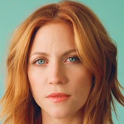 布萊特妮·史諾 飾演 Leigh Wheeland