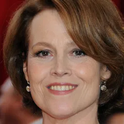 薛歌妮·韋花 飾演 Lady Claudia Hoffman