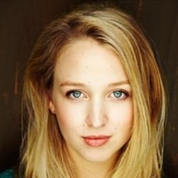 Sophie Cox - 移動城市：致命引擎演員 飾演Clytie Potts
