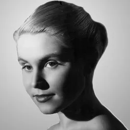 Nadine Basile - 珍珠港前夜演員 飾演Anna Klausen