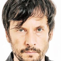 Antonio Birabent 飾演 Santiago