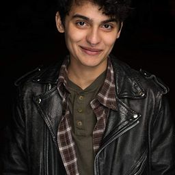 Sydney Mae Diaz 飾演 Ezra