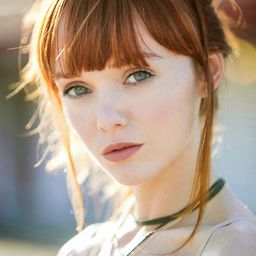 Hannah Rose May 飾演 Kara