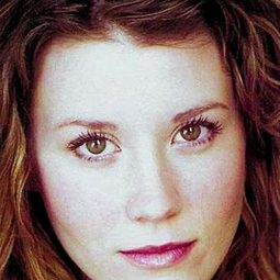 Courtney Cole-Fendley 飾演 Dorothy Platt