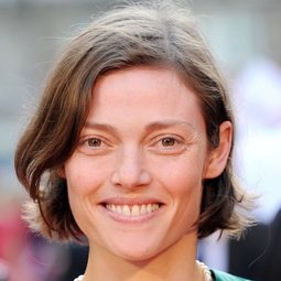 卡蜜拉·魯特佛 飾演 Johanna