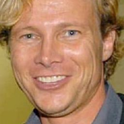 Scott Michaelson 飾演 Barnaby