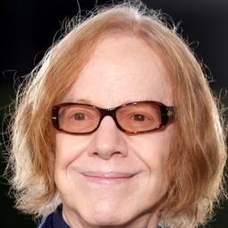 丹尼·葉夫曼 飾演 Jack Skellington (singing) / Barrel / Clown with the Tear away Face (voice)