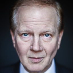 Larry Petersen 飾演 Pastor