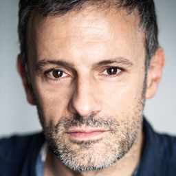 Mathieu Bisson 飾演 Simon