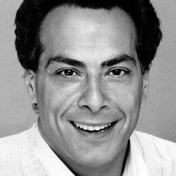 理查德·羅麥納斯 飾演 Uncle Robert