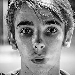 Alfredo Minea - 左右大丈夫演員 飾演Nerd