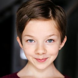 Veda Cienfuegos 飾演 Aggie