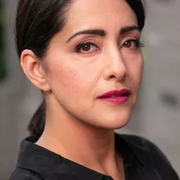 Elmira Rafizadeh 飾演 Pari