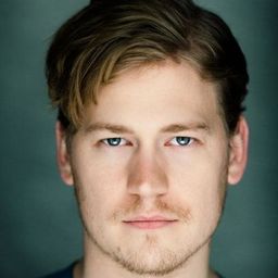 Gavin Stenhouse 飾演 Calum