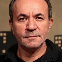 Engin Yüksel 飾演 