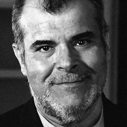 Francisco Maestre 飾演 Padre José