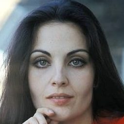 歐嘉·卡拉托斯 - 紫雨演員 飾演Mother