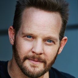 Jason Gray-Stanford 飾演 Ainsley Neilson