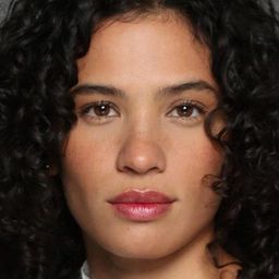 Mariela Martinez Campos 飾演 Encargada Tienda