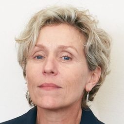 法蘭絲麥杜曼 - 缺席的男人演員 飾演Doris Crane