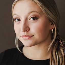 安娜·克萊兒·巴特蘭 飾演 Grizelda