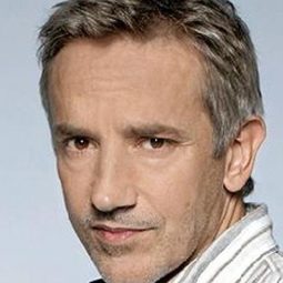 Jean-Pierre Lorit 飾演 Auguste