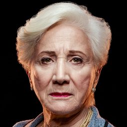 奧林匹亞·杜卡琪斯 飾演 Clairee Belcher