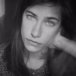 Charlotte Van Bervesselès 飾演 Héloïse