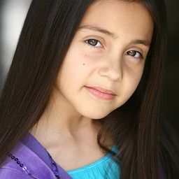 Isabella Day 飾演 Maya