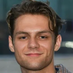 泰·辛普金斯 飾演 Harley Keener