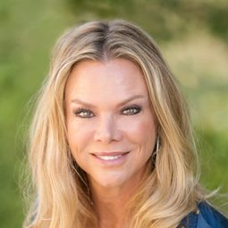 Elizabeth Baldwin - 水色明信片演員 飾演Nurse