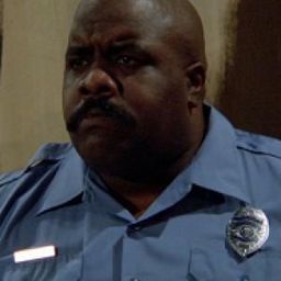 Andre Rosey Brown 飾演 Detective