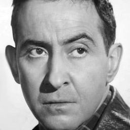 Luis Prendes 飾演 Julius