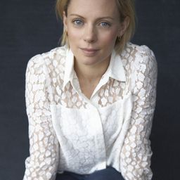 Lucy Phelps 飾演 Rosalind