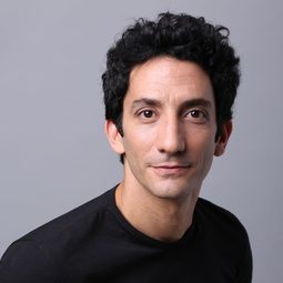 胡安·米努欣 - 教廷白煙演員 飾演Young Jorge Bergoglio