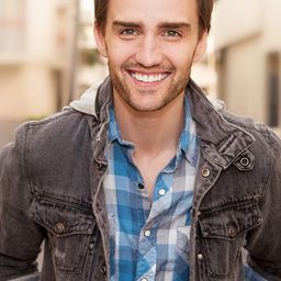 Andy Greene 飾演 Spike