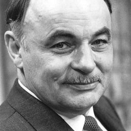 Heinrich Schweiger 飾演 Herr Dobermann