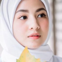 娜塔莎·利茲奇 飾演 Niken