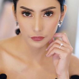 Mirasih Tyas Endah 飾演 Olivia