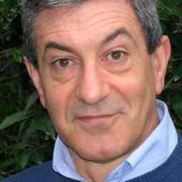 Mario Scarpetta 飾演 Tonino