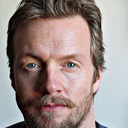 Eric Vorenholt - 山怪巨魔演員 飾演OPS Officer