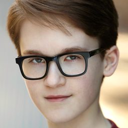 Jake Lucas 飾演 John Darling