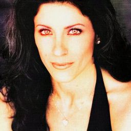 Julie Lott 飾演 Doctor Mannheim