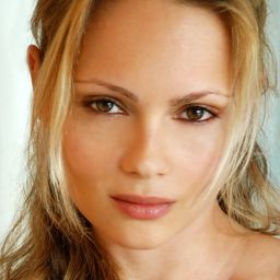 碧翠絲·羅珊 - 神偷聖徒演員 飾演Katherine Valecross