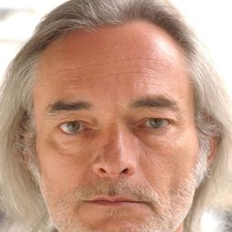 Wolfgang Packhäuser 飾演 Helmuth