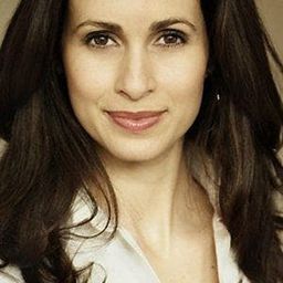 Sabine Karsenti 飾演 Chrissy