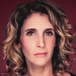 Carey Van Driest 飾演 Avelina