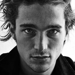 Joseph Olivennes 飾演 Frederic